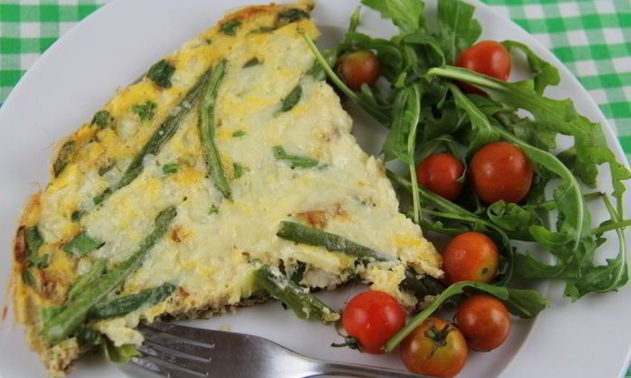 Рецепт зеленого омлета со стручковой фасолью, руколой и зеленым луком