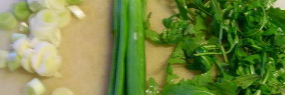 зеленый омлет со стручковой фасолью, руколой и зеленым луком