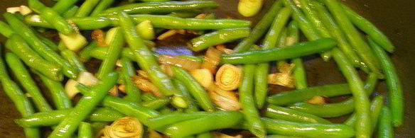 зеленый омлет со стручковой фасолью, руколой и зеленым луком