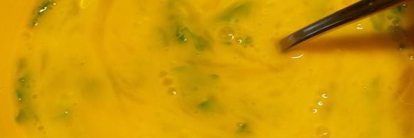 зеленый омлет со стручковой фасолью, руколой и зеленым луком