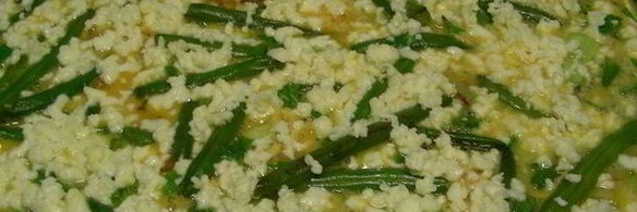 зеленый омлет со стручковой фасолью, руколой и зеленым луком