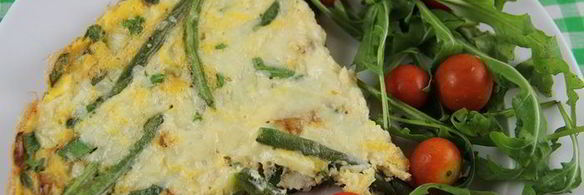 зеленый омлет со стручковой фасолью, руколой и зеленым луком