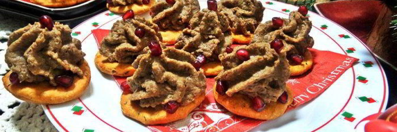 Фасолевый паштет на томатных крекерах