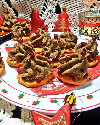 Фасолевый паштет на томатных крекерах