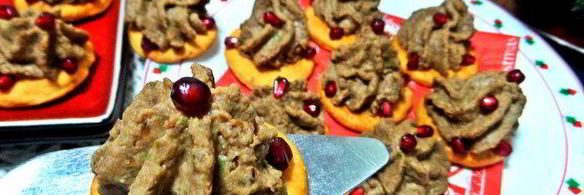 фасолевый паштет на томатных крекерах