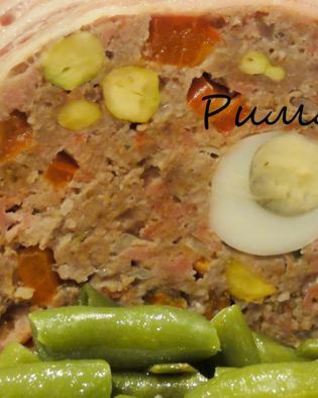 Мясной паштет с вялеными томатами, перепелиными яйцами и фисташками