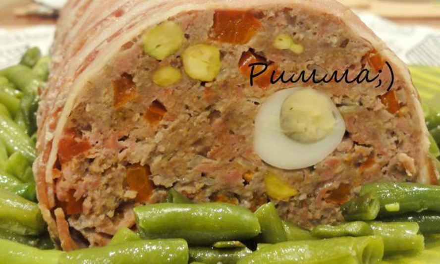 Рецепт мясного паштета с вялеными томатами, перепелиными яйцами и фисташками