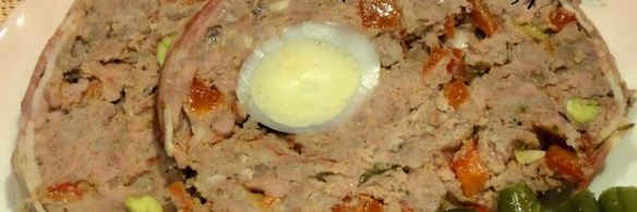 мясной паштет с вялеными томатами, перепелиными яйцами и фисташками