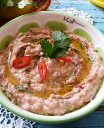 Паштет из фасоли с кинзой и паприкой