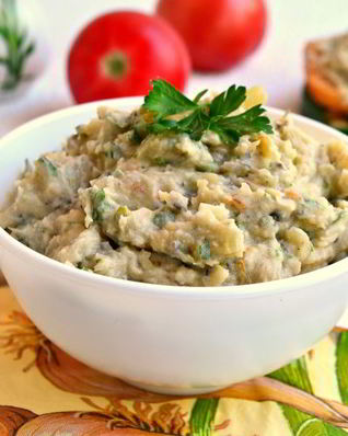 Паштет из фасоли с луком и оливками