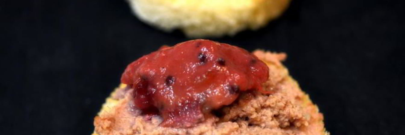 Паштет из фермерской куриной печени с мармеладом из красного крыжовника и смородины