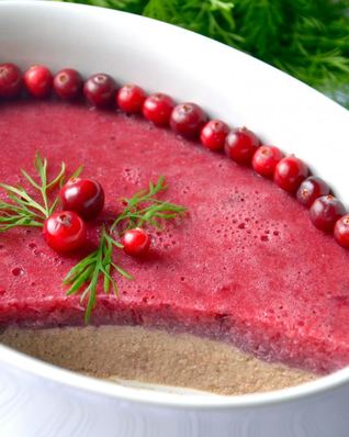 Паштет из куриной печени со сливово-клюквенным желе