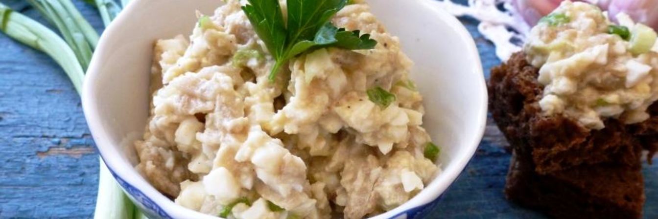 Паштет из вареных яиц и соленых груздей