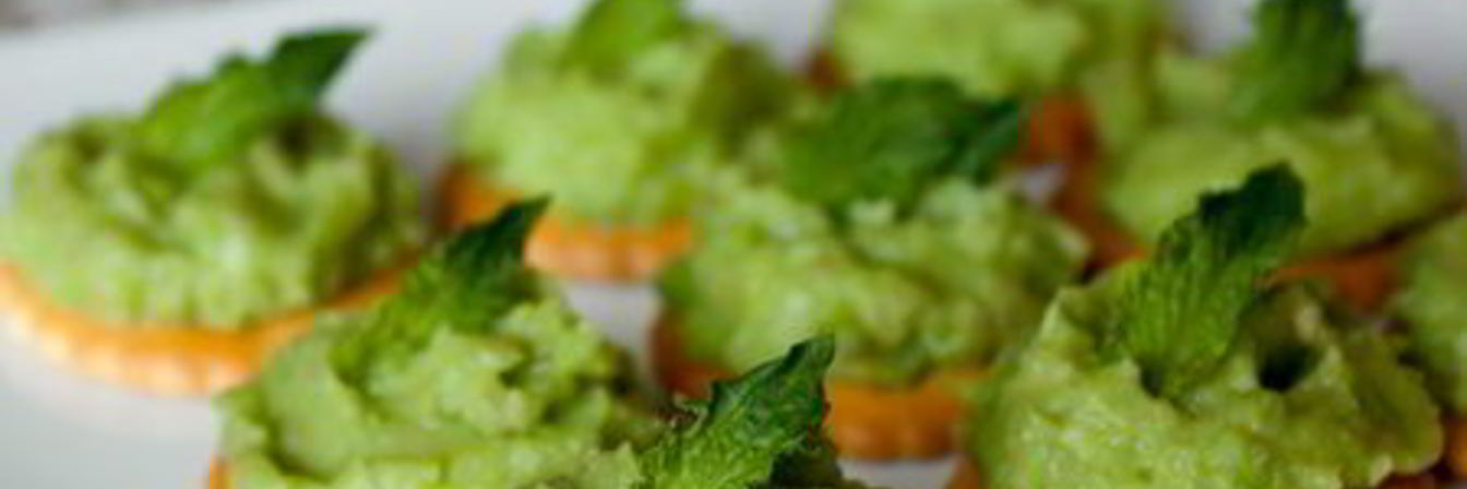 Паштет из зеленого горошка и авокадо с мятой