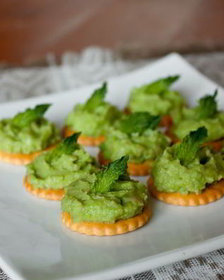 Паштет из зеленого горошка и авокадо с мятой