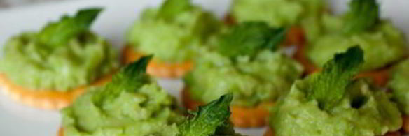 паштет из зеленого горошка и авокадо с мятой