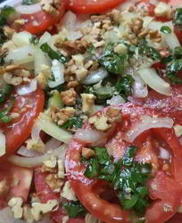 Пряная закуска из помидоров с чесноком и орехами