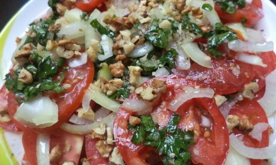 Рецепт пряной закуски из помидоров с чесноком и орехами