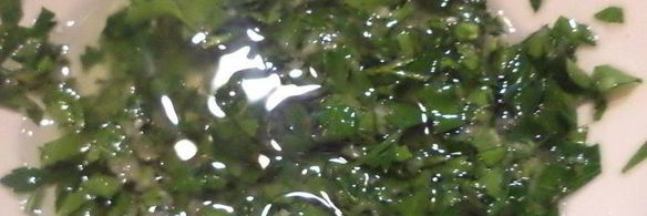 пряная закуска из помидоров с чесноком и орехами