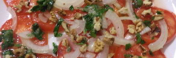 пряная закуска из помидоров с чесноком и орехами