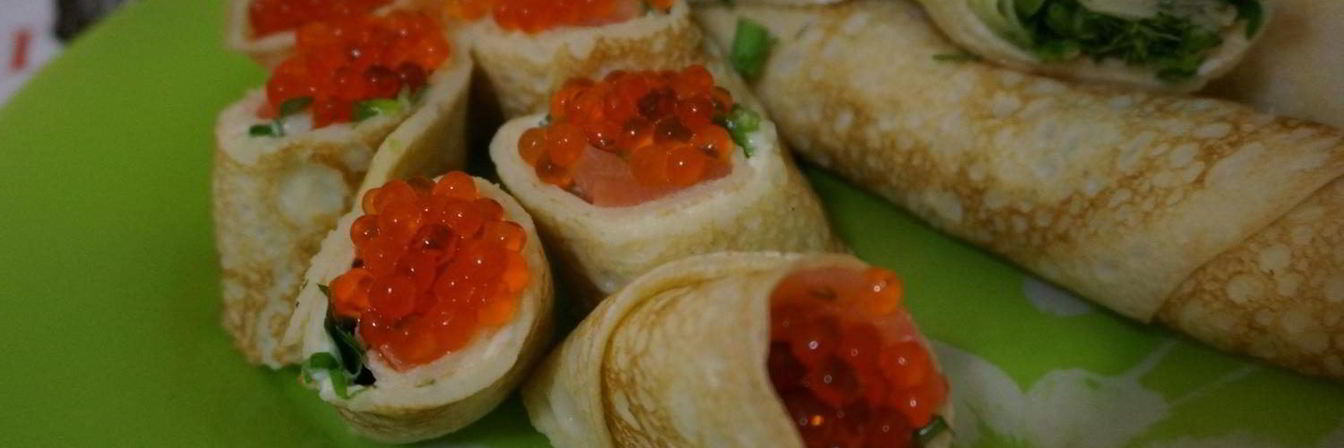 Блинные роллы со сливочным сыром и красной рыбой