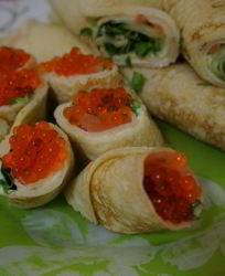 Блинные роллы со сливочным сыром и красной рыбой