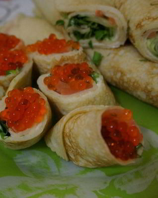 Блинные роллы со сливочным сыром и красной рыбой