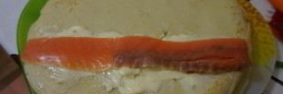 блинные роллы со сливочным сыром и красной рыбой