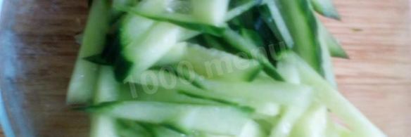 чикен ролл с капустой и огурцами