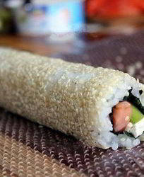 Домашние роллы с красной рыбой и авокадо