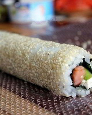 Домашние роллы с красной рыбой и авокадо