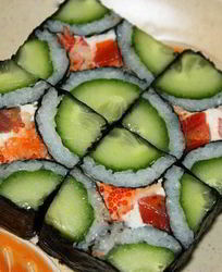 Домашний ролл Мозайка с лососем и огурцом