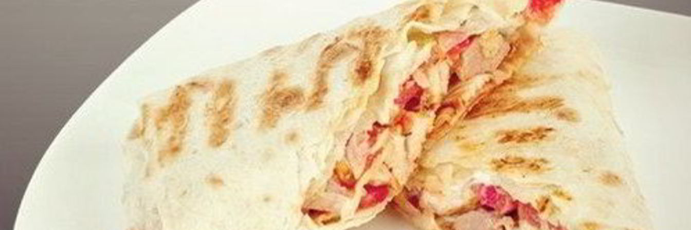 Горячий ролл-сэндвич с курицей, баклажанами и ореховым соусом