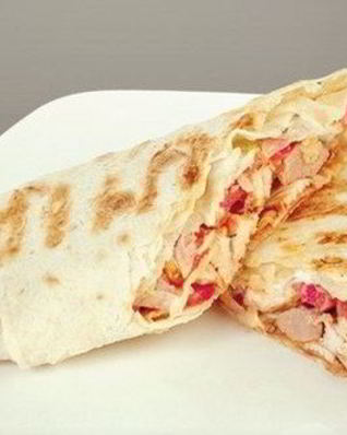 Горячий ролл-сэндвич с курицей, баклажанами и ореховым соусом