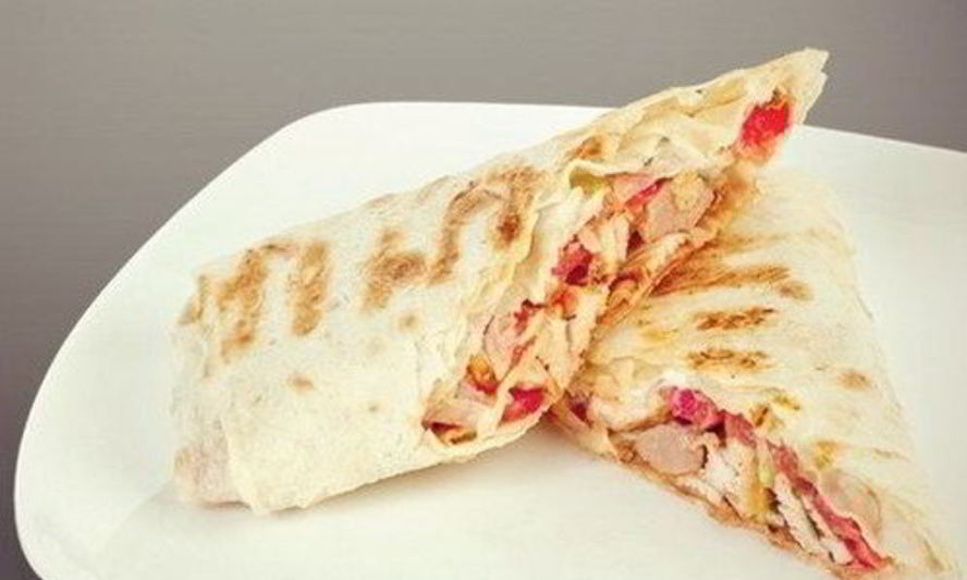 Рецепт горячего ролла-сэндвича с курицей, баклажанами и ореховым соусом