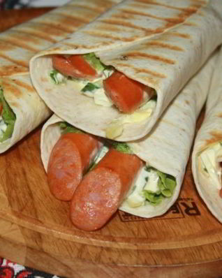 Гриль-роллы с острыми колбасками Джинга-Джинга