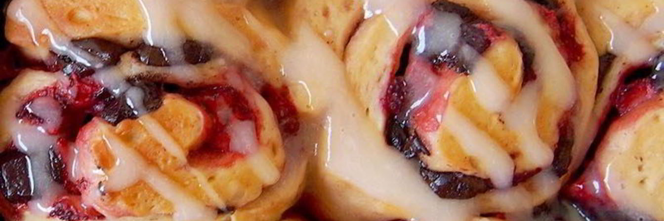 Клубнично-шоколадные роллы с ягодным кремом