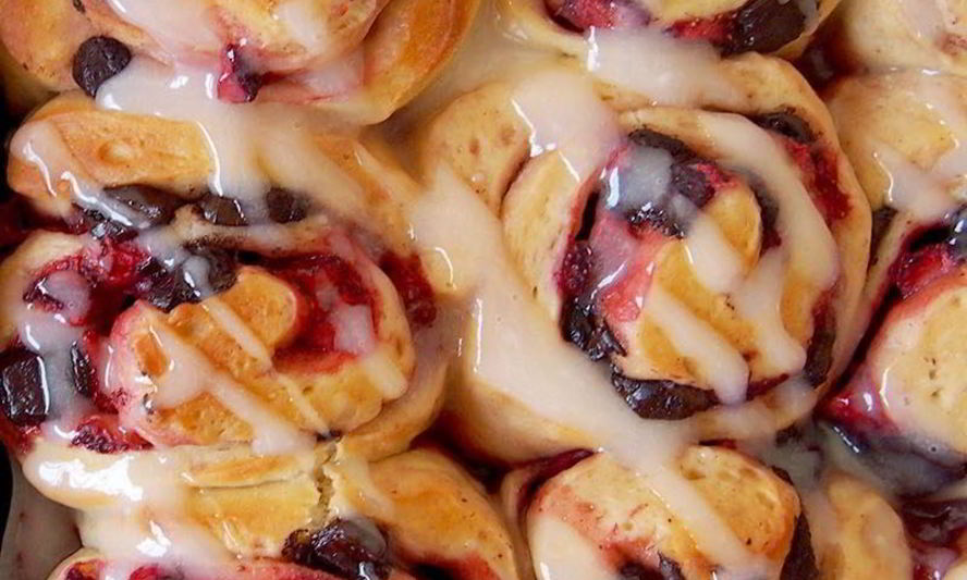 Рецепт клубнично-шоколадных роллы с ягодным кремом