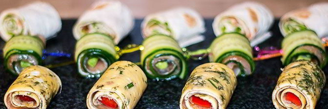 Простые роллы с лососем к праздничному столу