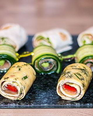Простые роллы с лососем к праздничному столу