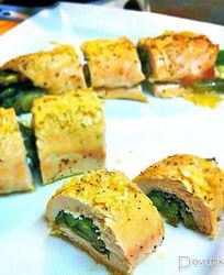 Роллы из курицы со спаржей, сыром, прошутто