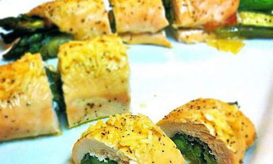 Рецепт роллов из курицы со спаржей, сыром, прошутто