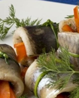 Роллы из селедки с овощами