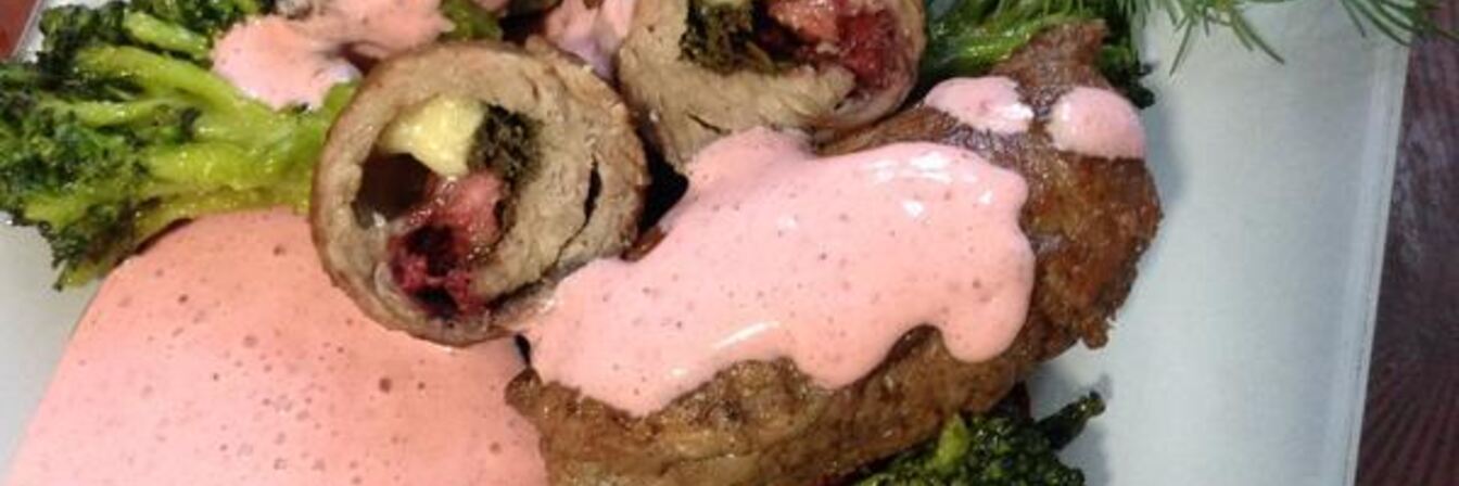 Роллы из телятины с клубничным соусом