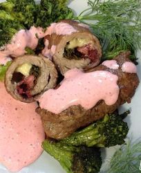 Роллы из телятины с клубничным соусом