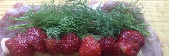 роллы из телятины с клубничным соусом