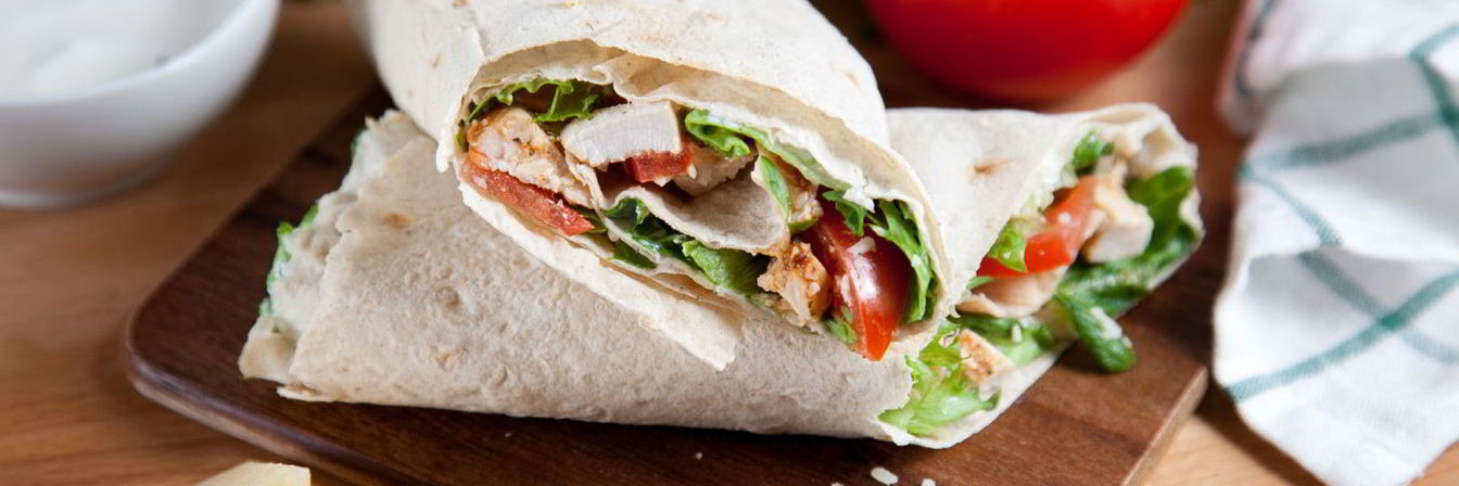 Роллы с куриной грудкой и салатом