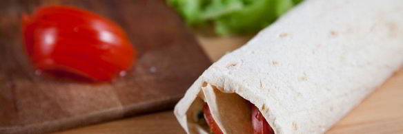 роллы с куриной грудкой и салатом