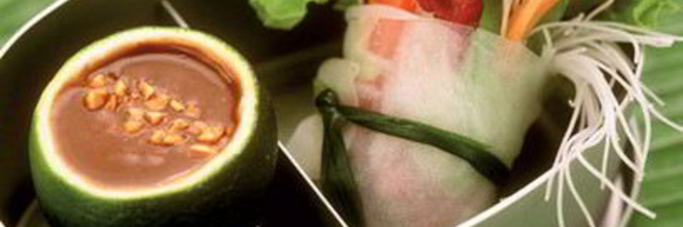 Роллы с овощами из рисовой бумаги с арахисовым соусом