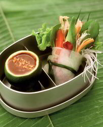 Роллы с овощами из рисовой бумаги с арахисовым соусом